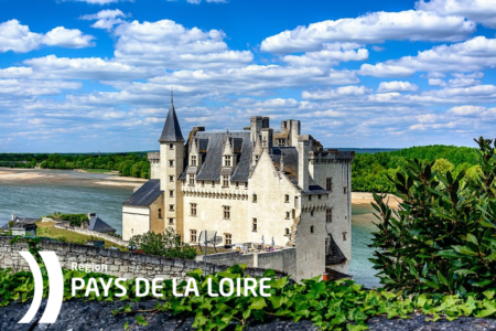 https://www.republique-souveraine.fr/wp-content/uploads/2021/04/Le-Chateau-de-Montsoreau-est-un-chateau-de-style-Renaissance-situe-dans-la-vallee-de-la-Loire-en-France-directement-construit-dans-le-lit-de-la-Loire.-e1619619105113.png