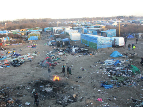 https://www.republique-souveraine.fr/wp-content/uploads/2021/09/Overview_of_Calais_Jungle-e1633037158431.jpg